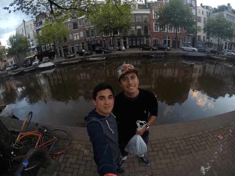 Caminar junto a los canales de Holanda