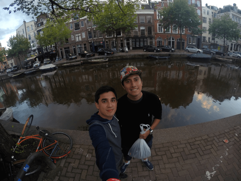Caminar junto a los canales de Holanda
