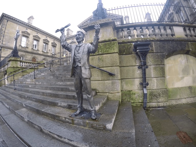 Qué ver en Irlanda del Norte en 4 días - The Speaker, estatua