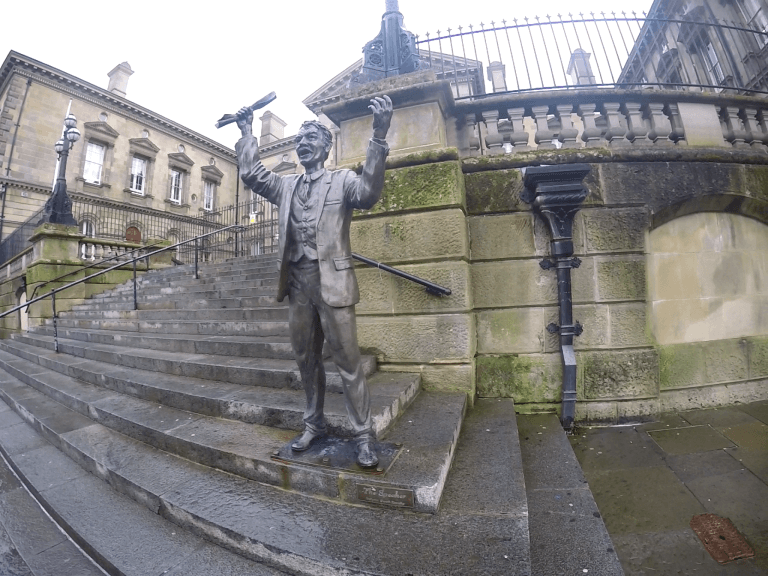 Qué ver en Irlanda del Norte en 4 días - The Speaker, estatua