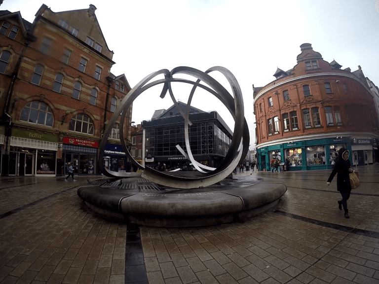 Lugares turísticos en Irlanda del Norte - Estatua en Belfast