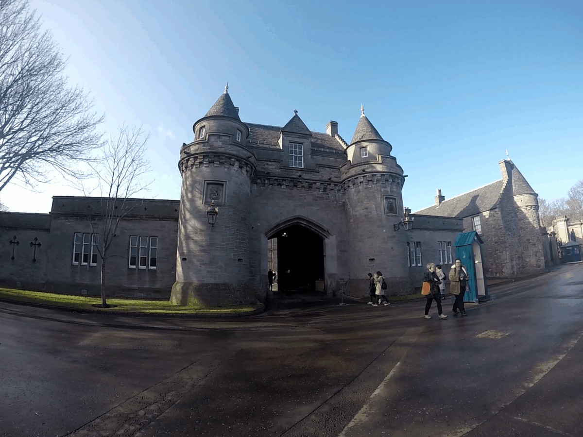 Entrar al Palacio de Holyroodhouse, Escocia