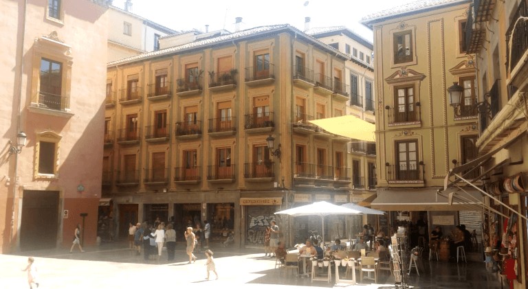 Salir de Tapas o "a Tapear" en Granada, España