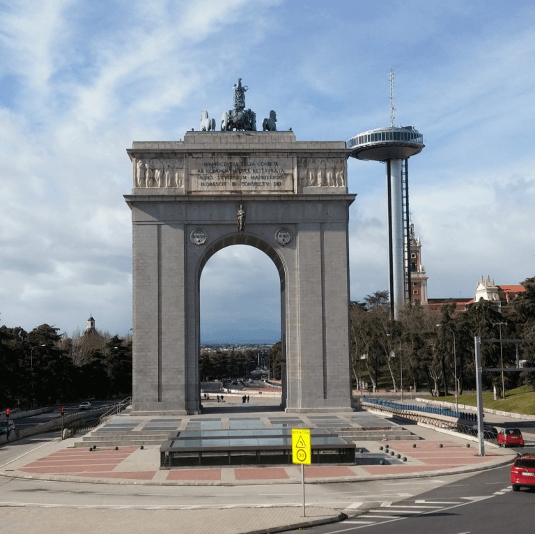 Faro de Moncloa y el Arco del Triunfo