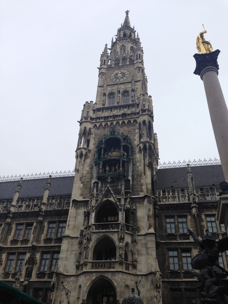 Glockenspiel (Campanadas en el Reloj del Ayuntamiento), Munich - Alemania