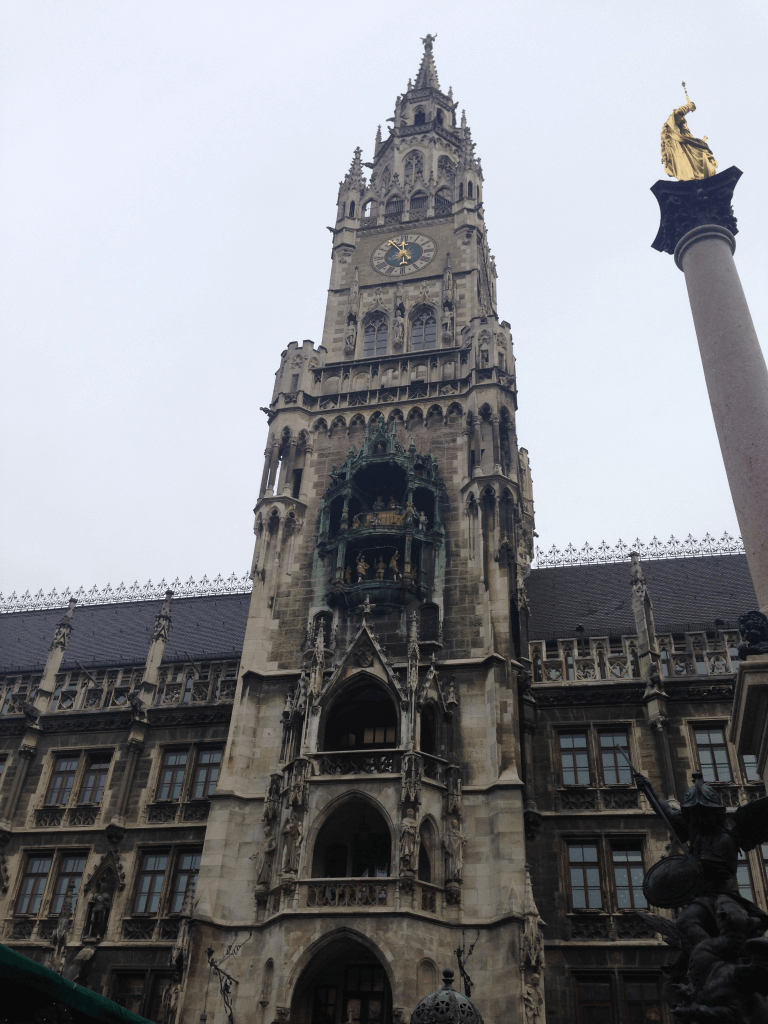 Glockenspiel (Campanadas en el Reloj del Ayuntamiento), Munich - Alemania
