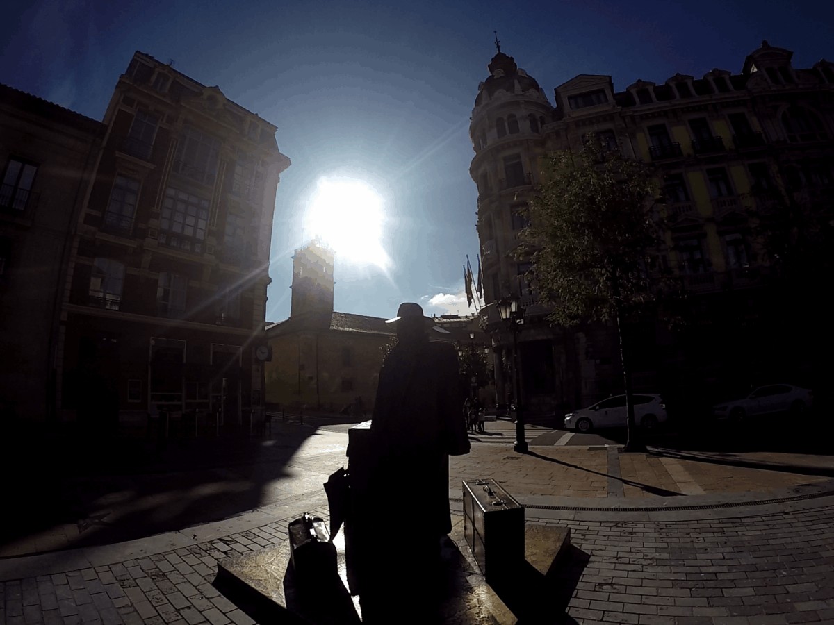Estatua de "El viajero" o "El Regreso"