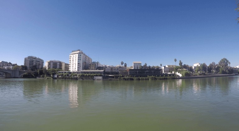 Dar un paseo a lo largo del río Guadalquivir, España