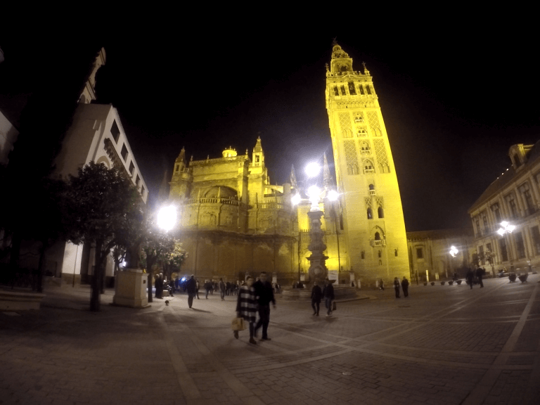 Andar de noche por la ciudad de Sevilla - España