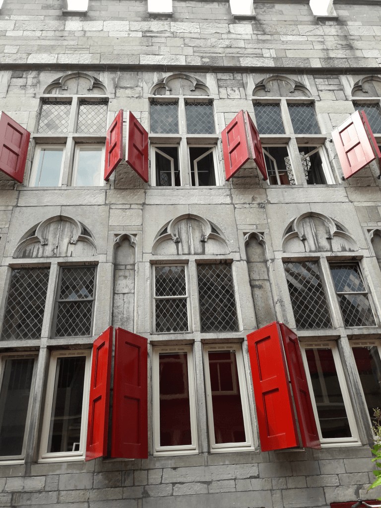 Edificio de ventanas rojas en Utrecht - Holanda