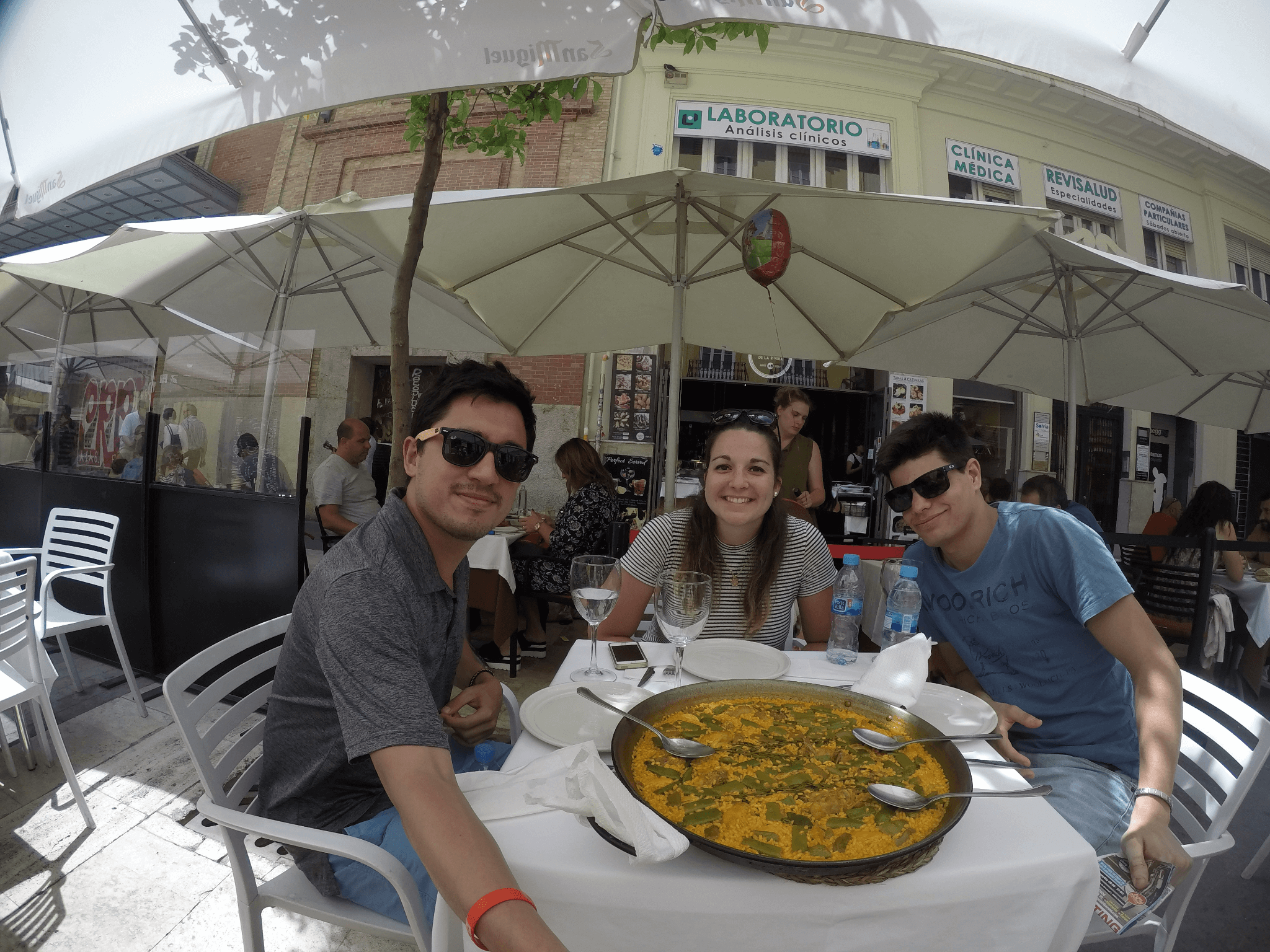 Comer Paella Valenciana, España