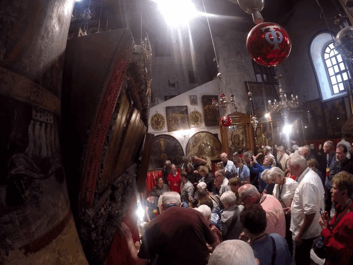 Rezo dentro de la Basílica de la Natividad en Palestina