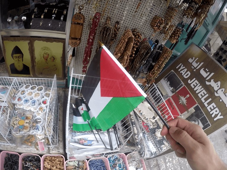 Bandera de Palestina en las calles de la ciudad de Belén