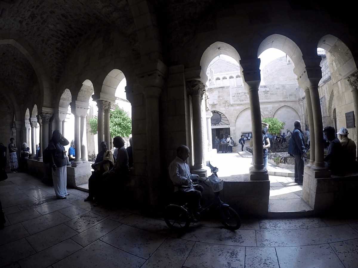 Interior de un recinto religioso en Palestina