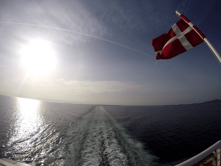 Viajando por los fiordos de Noruega en un barco de Dinamarca