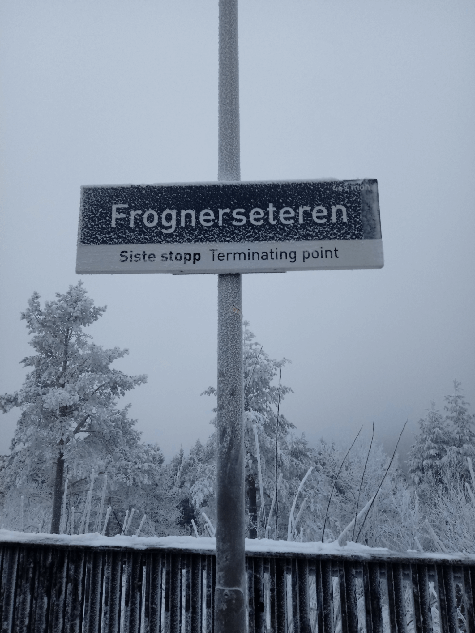 La línea uno de metro yendo para Frognerseteren, Oslo