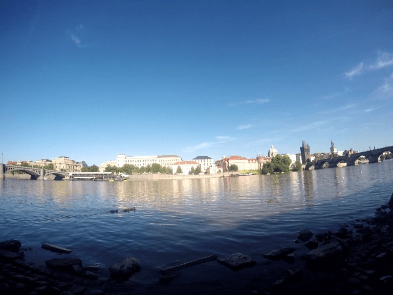 Dar un paseo en el río, Praga