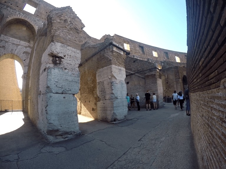 visitando el Coliseo Romano en Roma