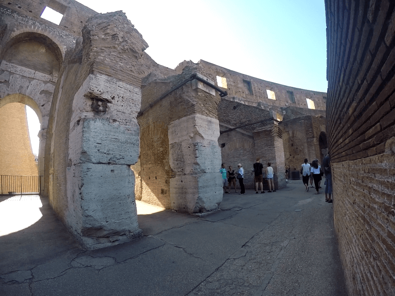 Visitando el gran coliseo romano - Lugares Imprescindibles de visitar en Roma