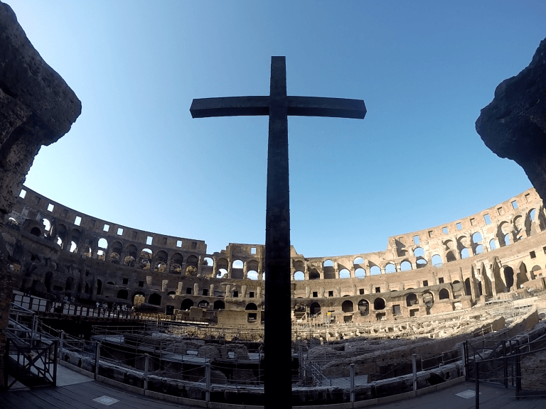 Cruz dentro del coliseo romano - Lugares Imprescindibles de visitar Roma