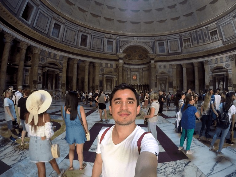 Visitanto el interior del panteon de roma
