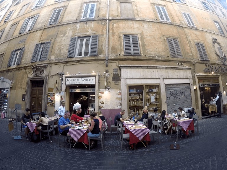 Terraza de restaurante en roma italia - Lugares Imprescindibles de visitar Roma