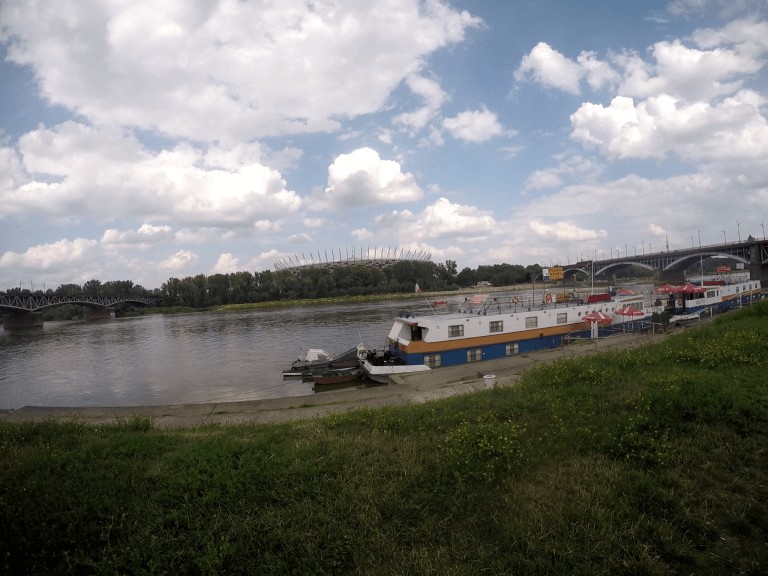 Caminar al lado del río Vistula, Polonia