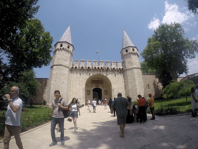 Entrada al palacio de Topkapi en Turquía