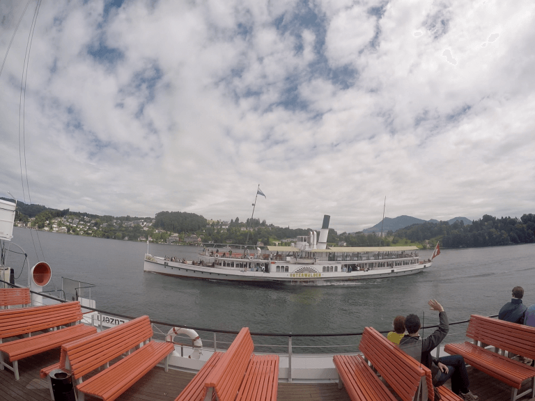 Varco de vapor por el lago en Lucerna