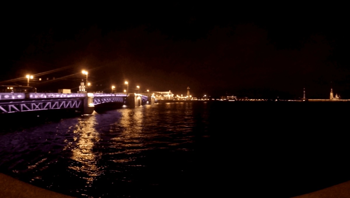 Caminar a la orilla del Río Neva, San Petersburgo