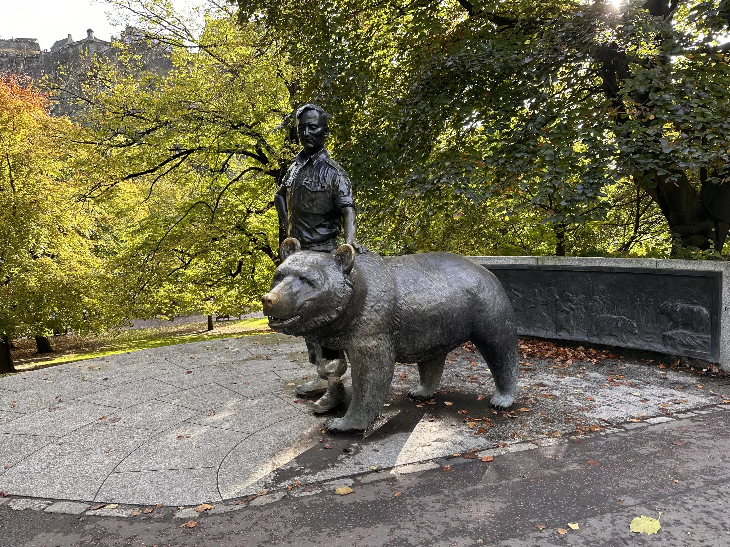 Estatua del Soldado y el oso en Edimburgo