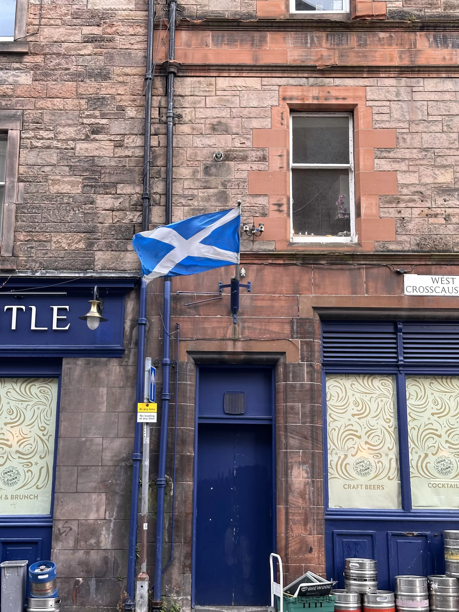 Bandera de Escocia en las calles de Edimburgo