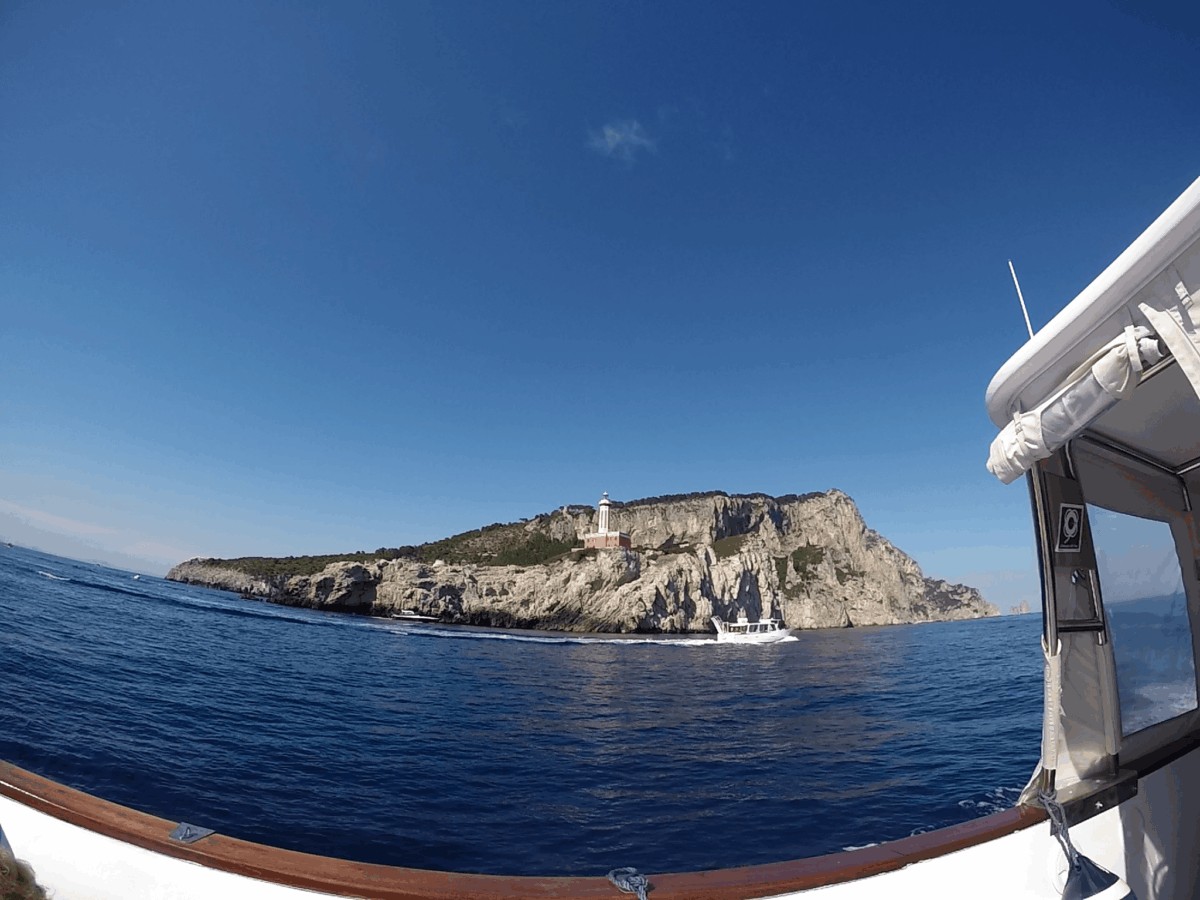 Faro de la isla en Italia