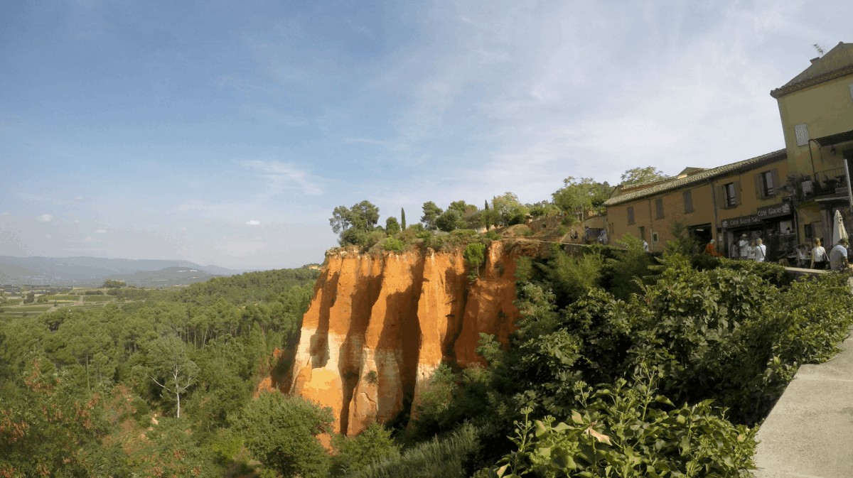 ¿A qué se debe el color de las fachadas en Roussillon?