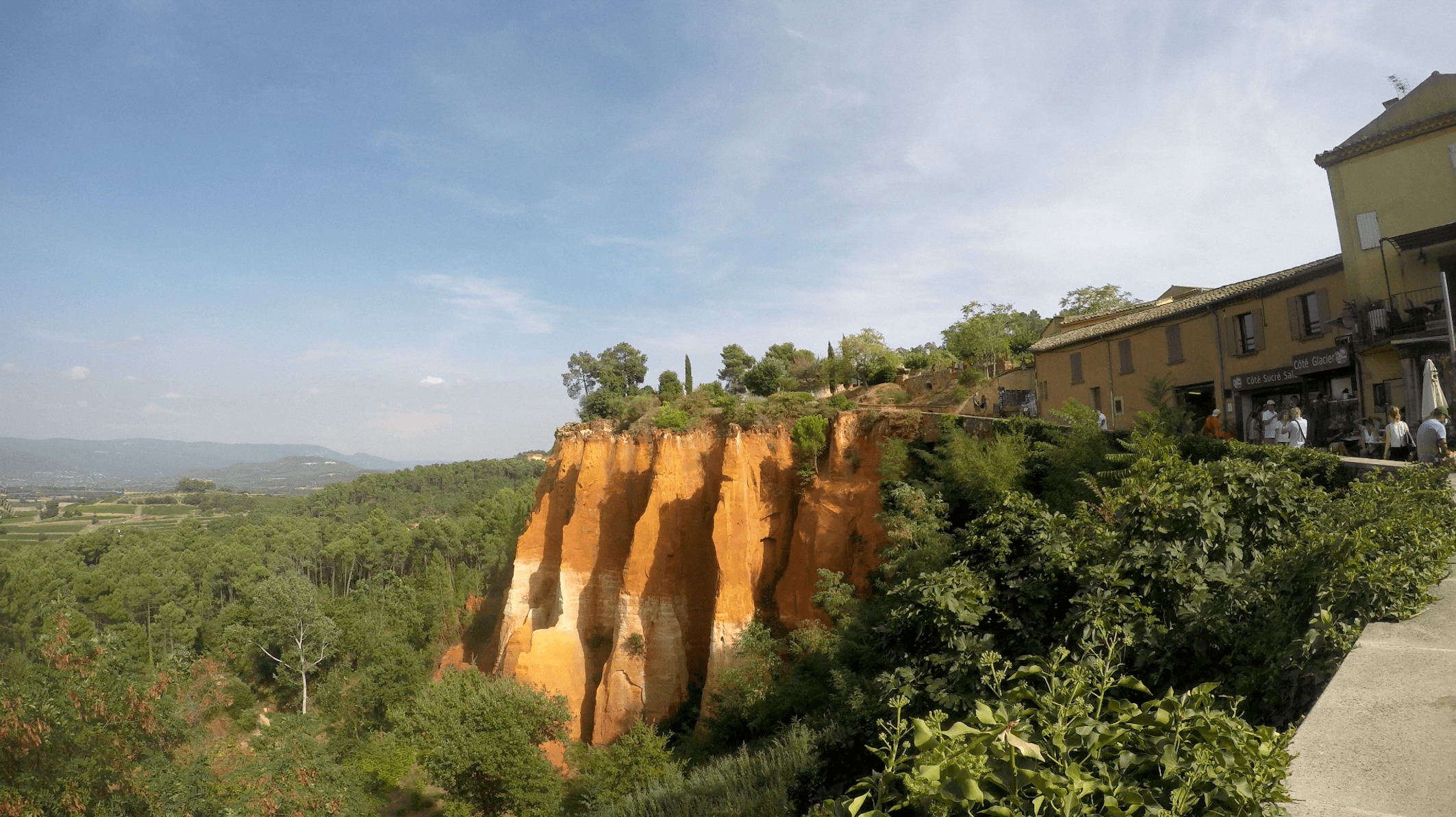 ¿A qué se debe el color de las fachadas en Roussillon?