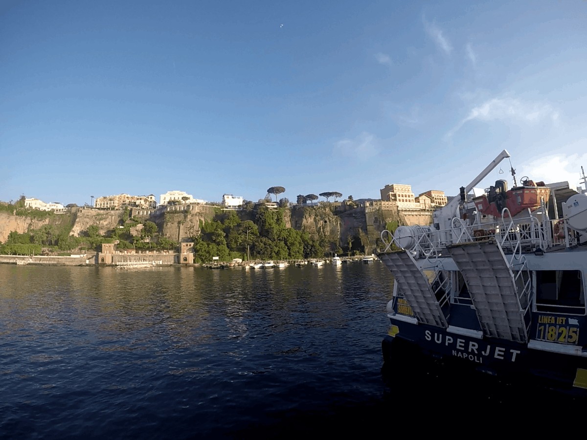 ¿Cómo llegar a Capri desde Sorrento en barco (servicio público)?