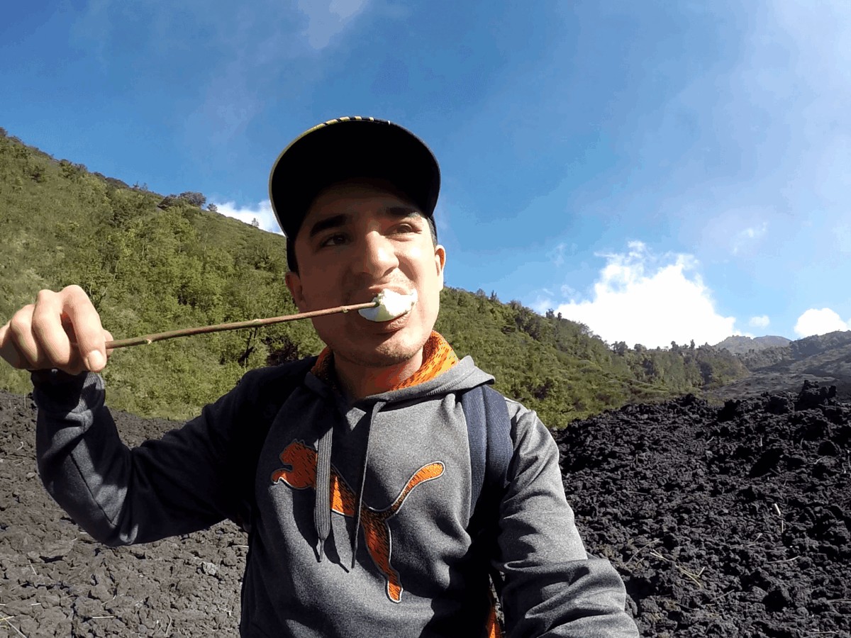 Azar malvaviscos o Marshmallow en el volcán de Pacaya