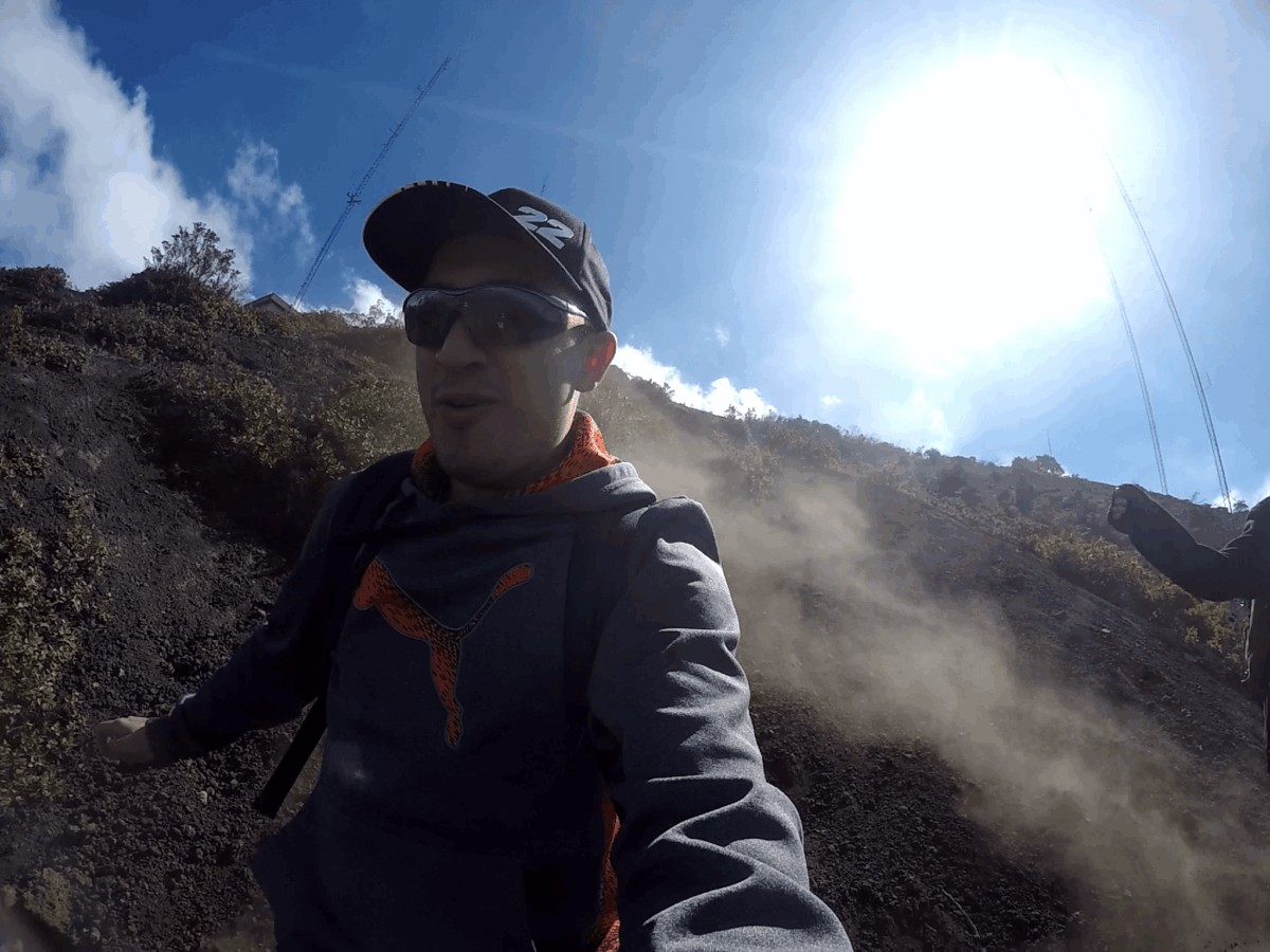 Descenso del volcán en Guatemala