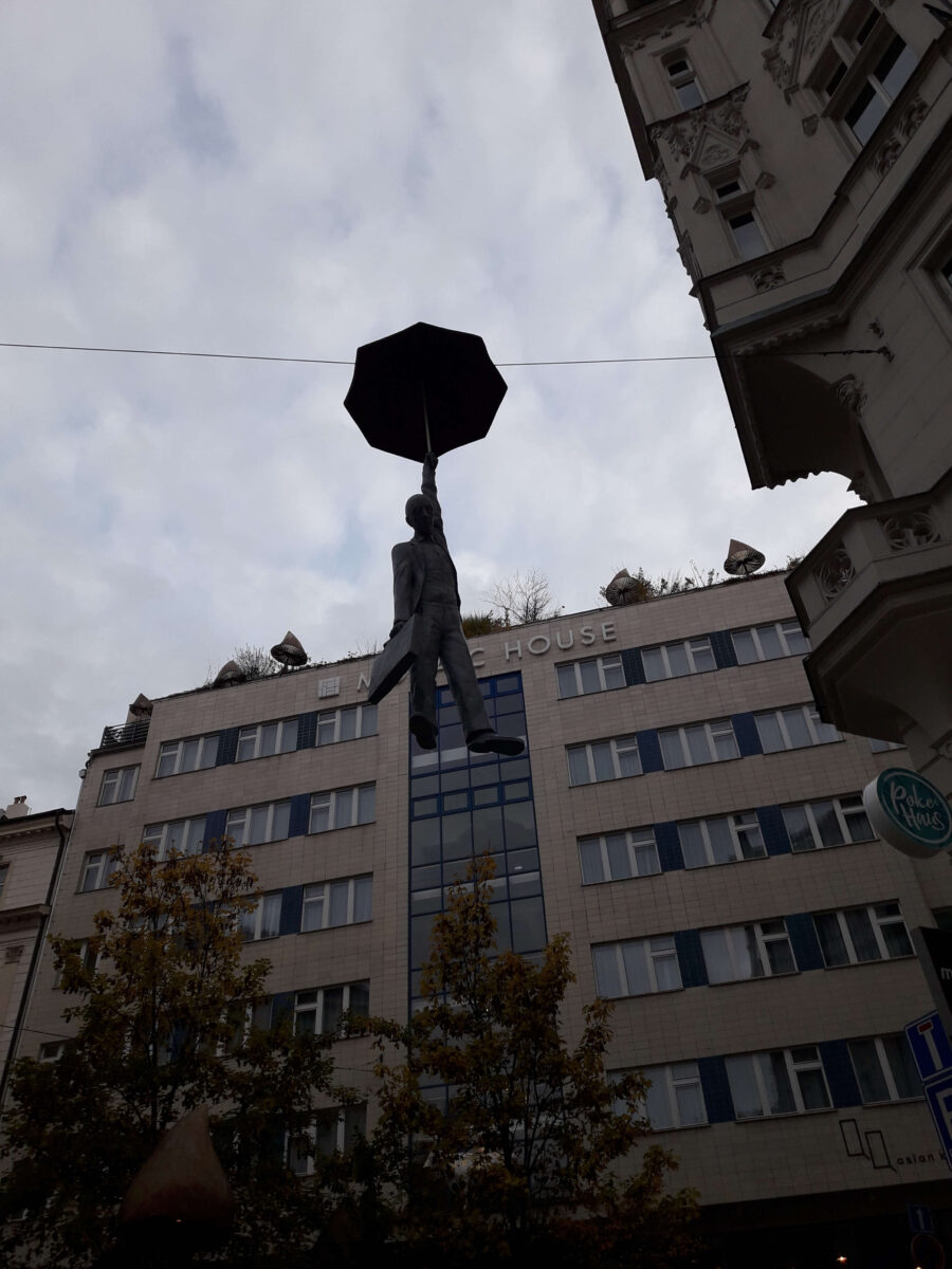 Estatuas del Hombre y la Mujer Colgando de la Sombrilla en Praga