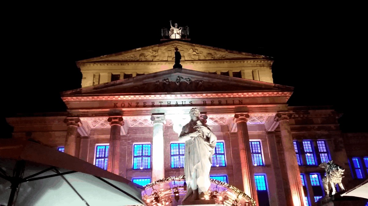 Monumento a Schiller frente al Konzerthaus