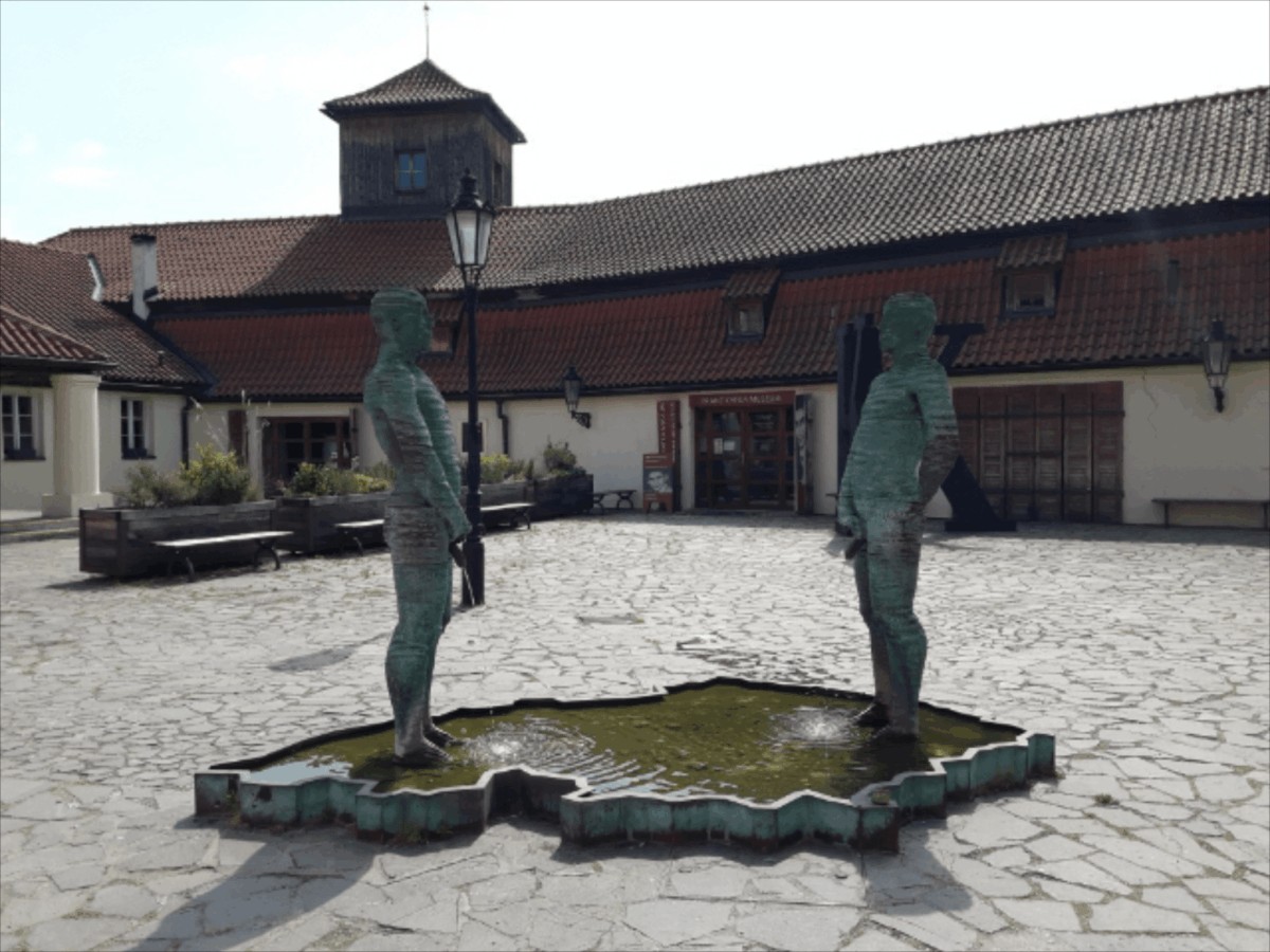 Escultura Piss: Frente al Museo de Kafka - Praga, República Checa