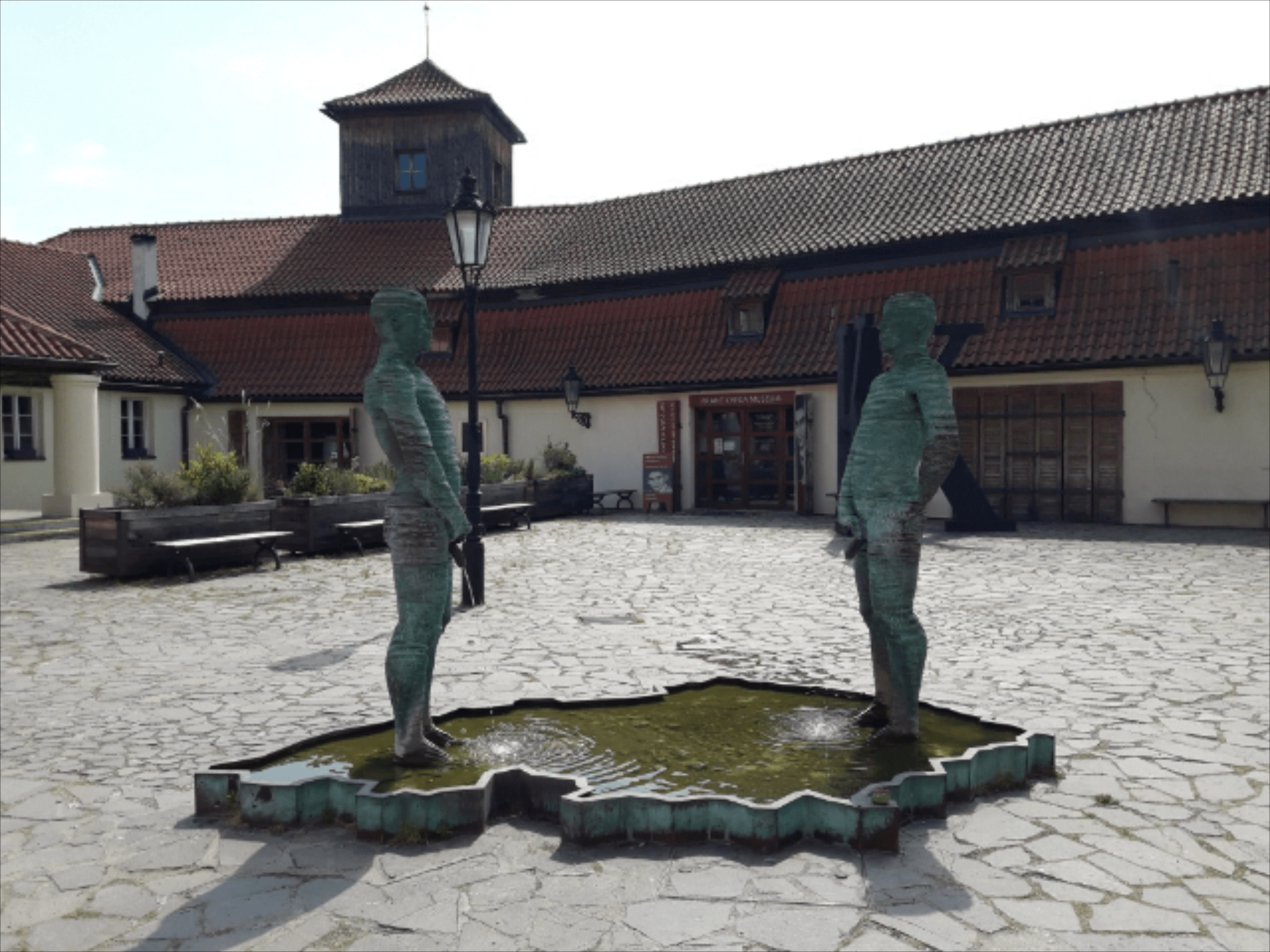 Escultura Piss: Frente al Museo de Kafka - Praga, República Checa