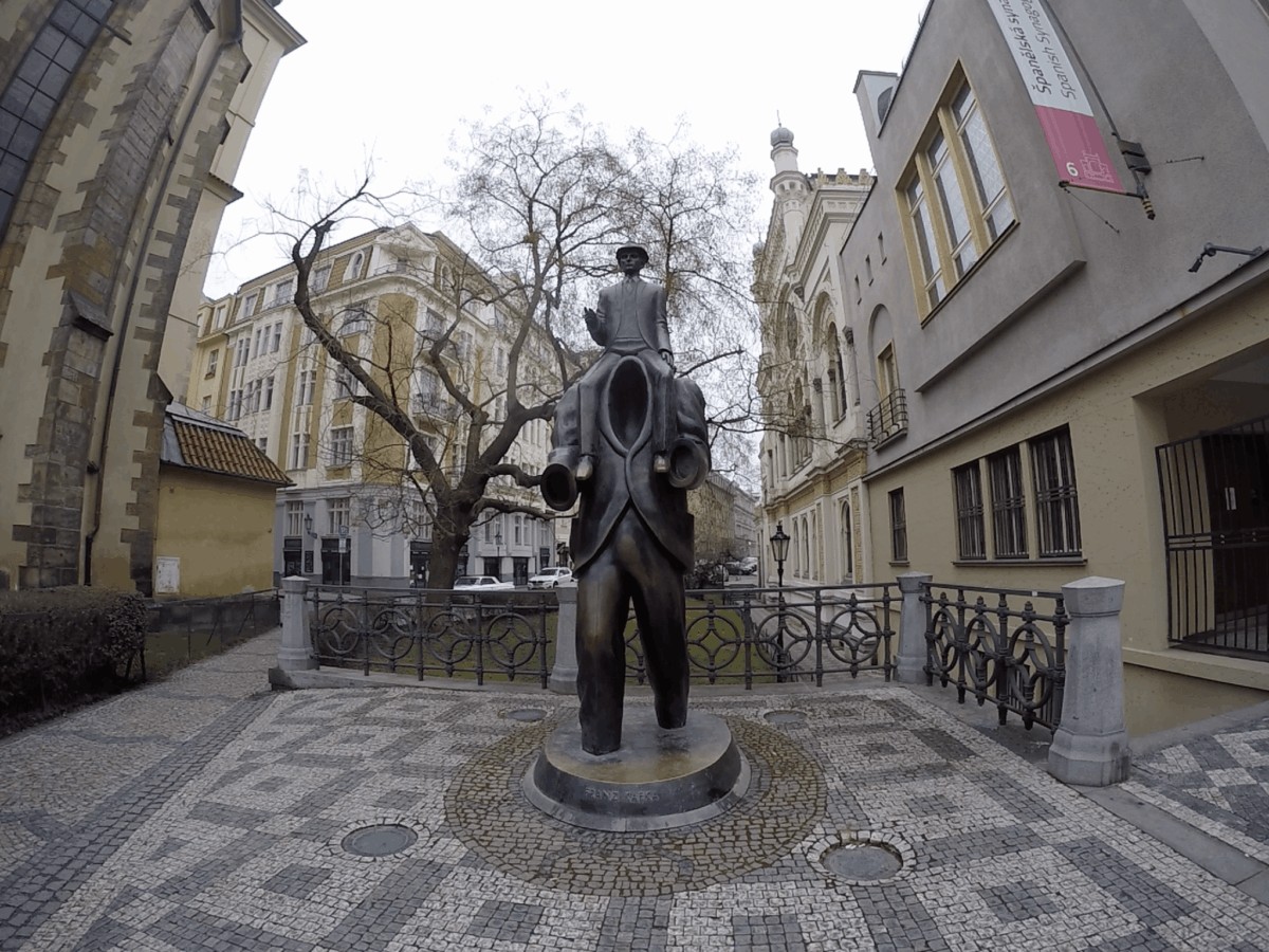 Estatua de Franz Kafka junto a la Sinagoga española, Praga