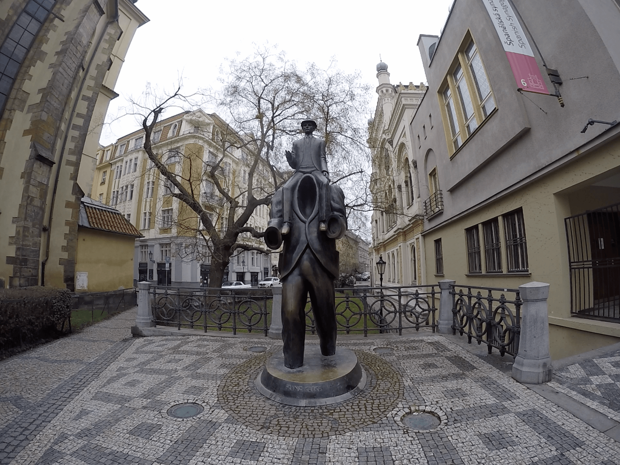 Estatua de Franz Kafka junto a la Sinagoga española, Praga