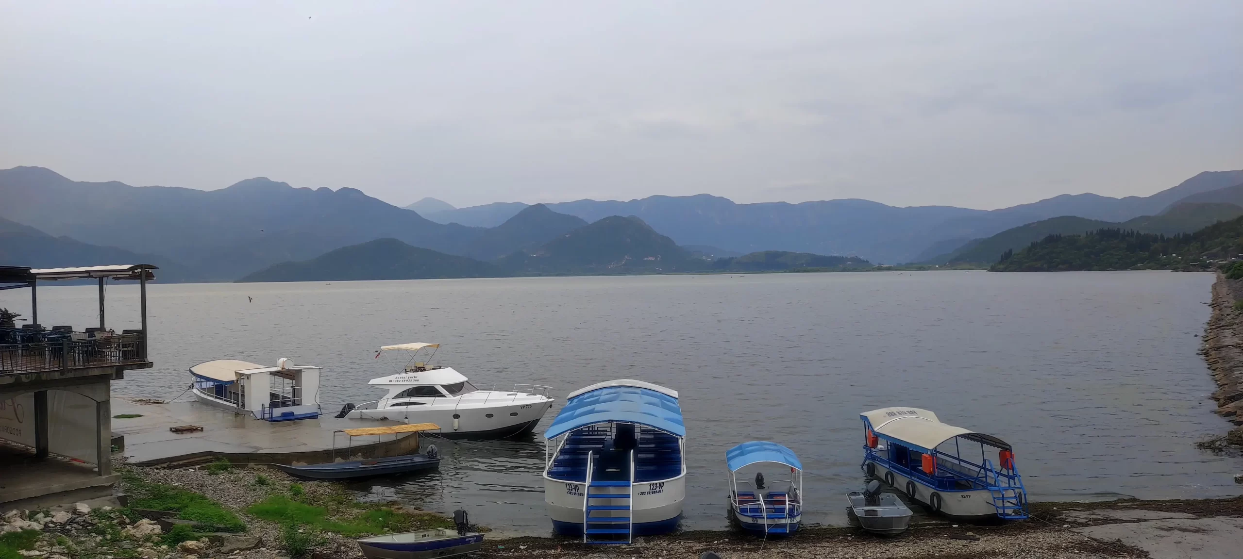 Lago Skadar (Shkodër) entre Albania y Montenegro