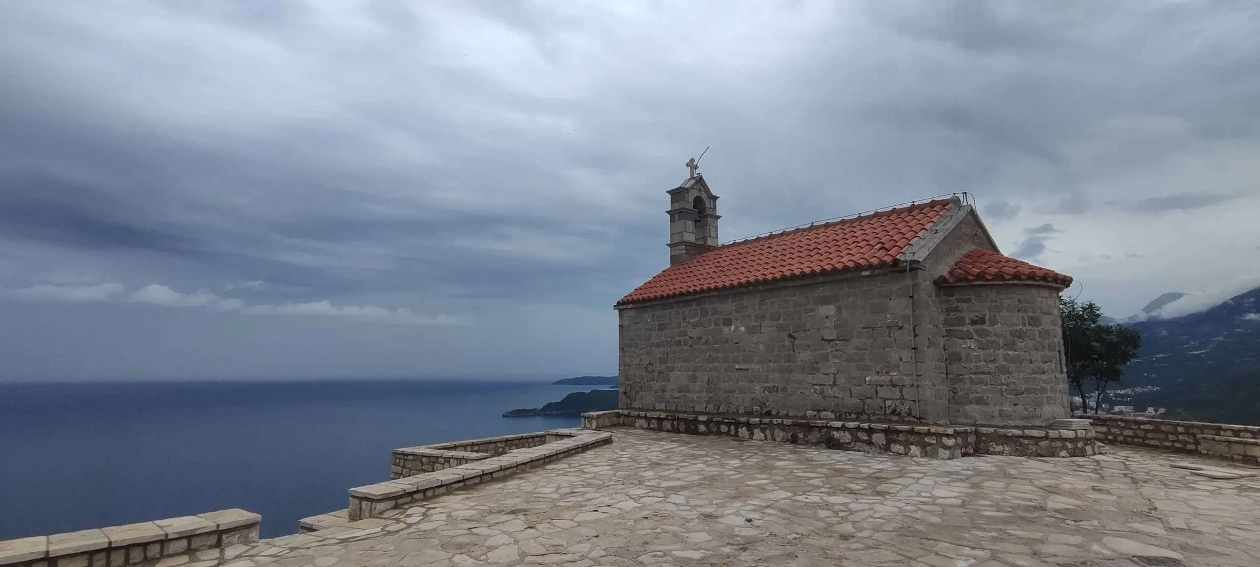 Iglesia San Sava en la costa de Montenegro