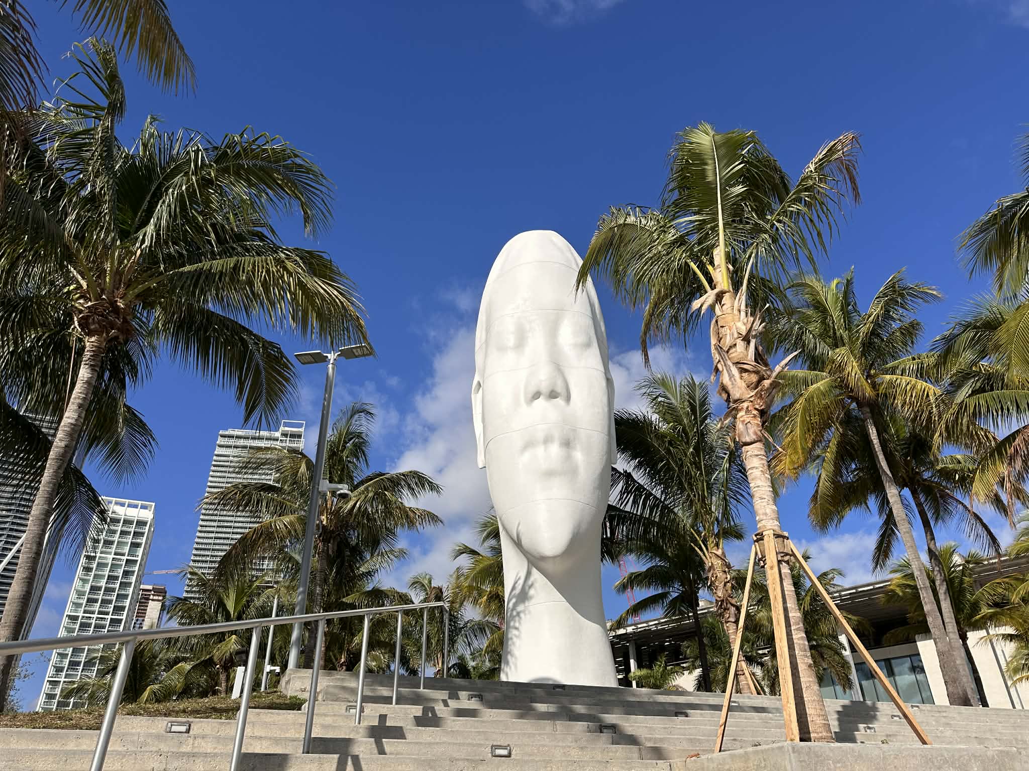 Escultura “Looking Into My Dreams, Awilda”