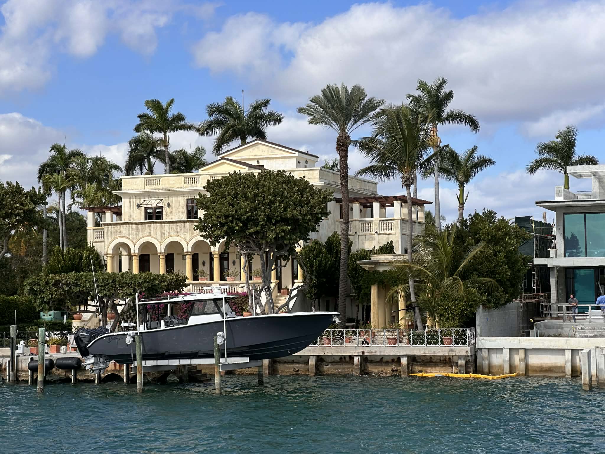 Paseo en Bote por las casas de los Famosos