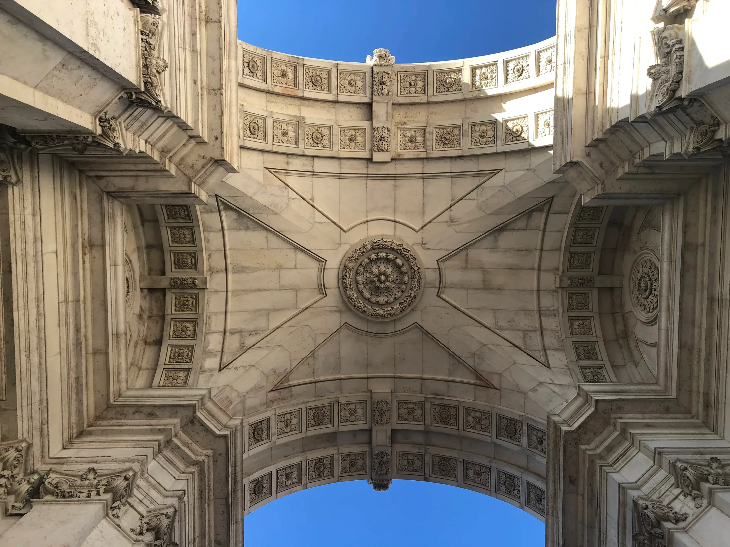 Arquitectura del Arco da Rua Augusta en lisboa