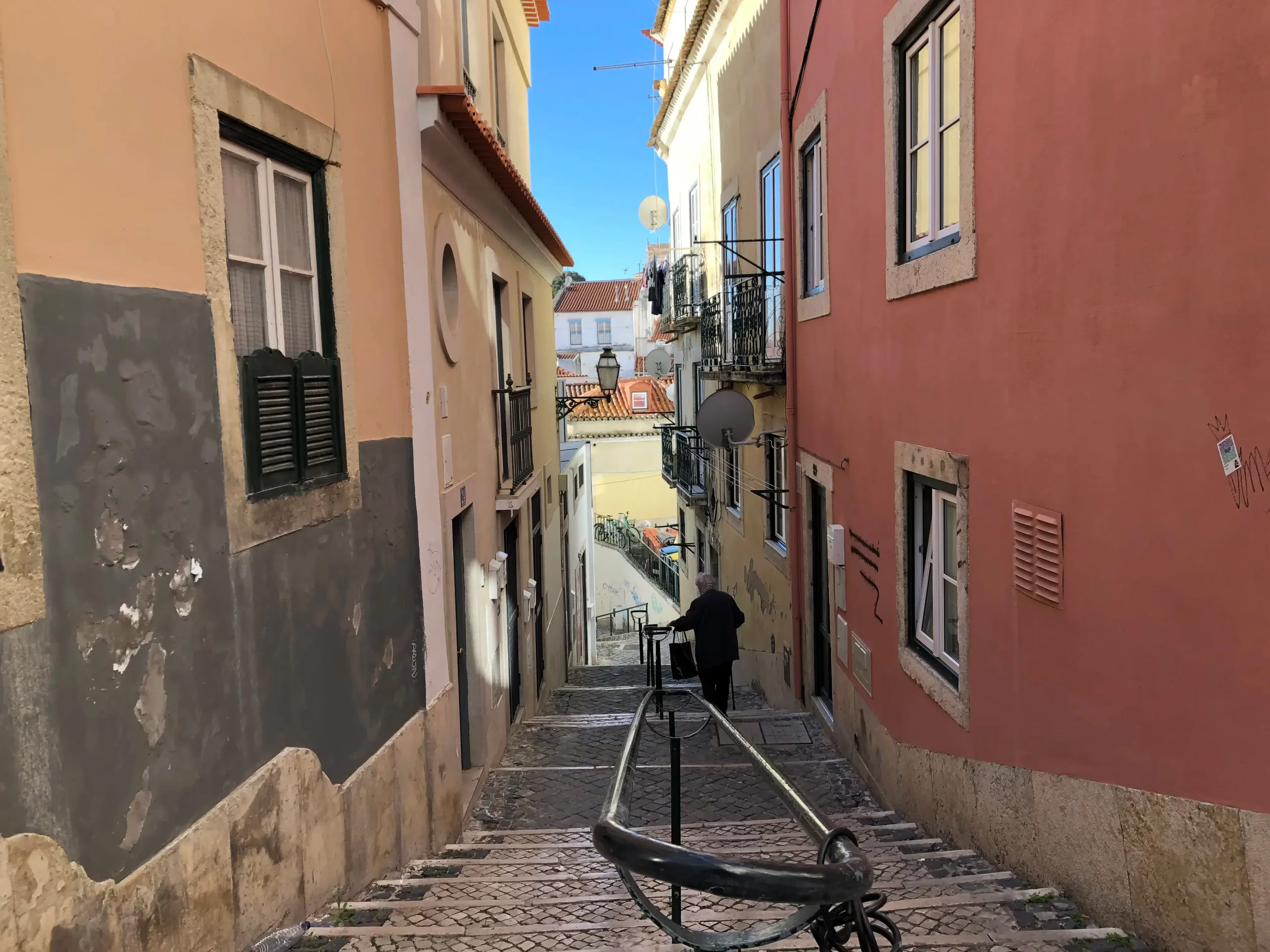 Calles del Barrio de Alfama en Portugal